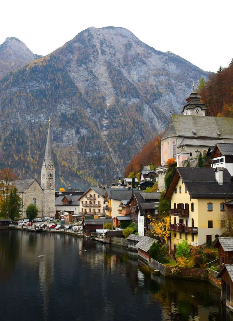 Pueblo europeo junto al lago